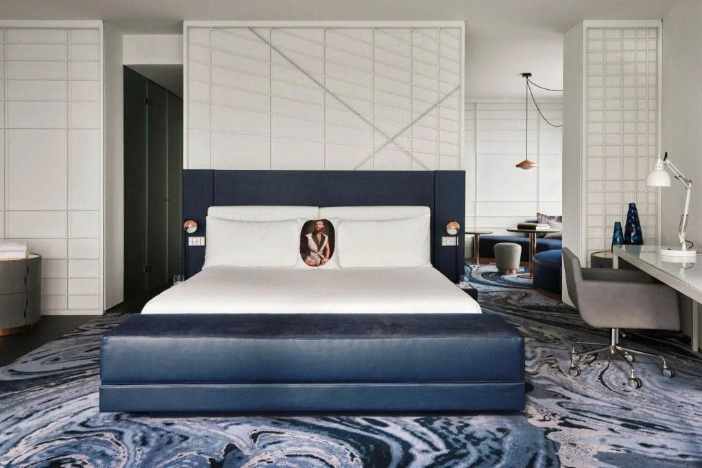 Helles Zimmer mit modernem Doppelbett und stilvollem Dekor im W Barcelona