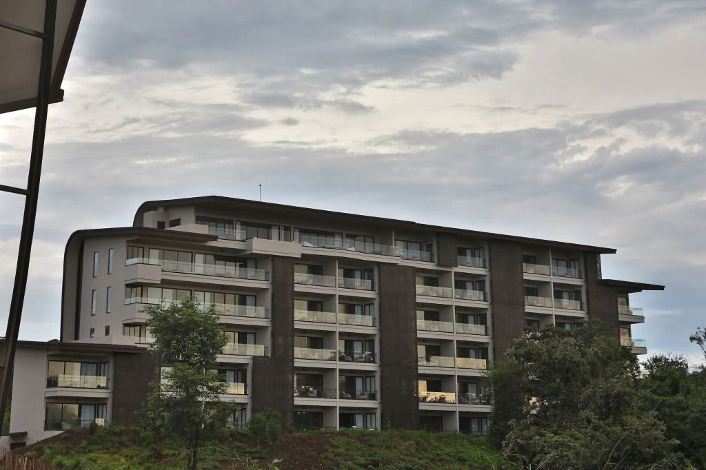 Außenansicht eines modernen Hotelgebäudes bei bewölktem Himmel