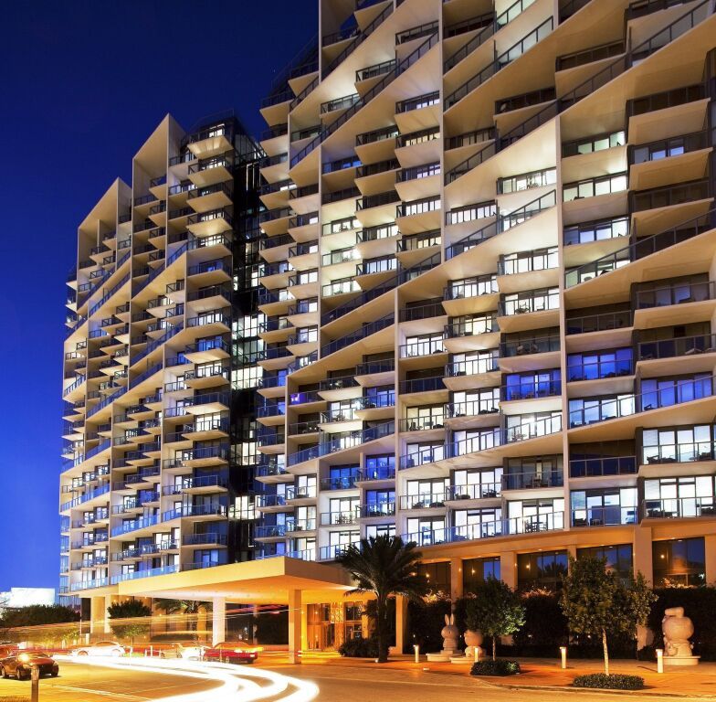 Moderne Fassade des W South Beach Hotels bei Nacht mit beeindruckender Beleuchtung