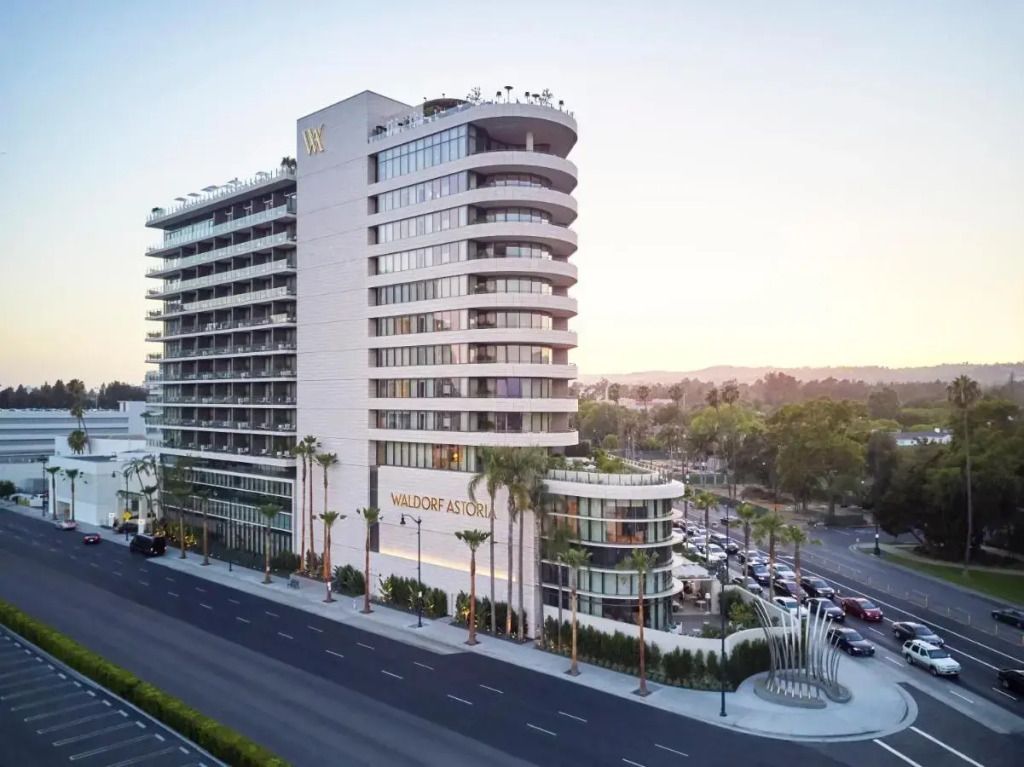 Moderne Fassade des Waldorf Astoria Beverly Hills bei Sonnenuntergang
