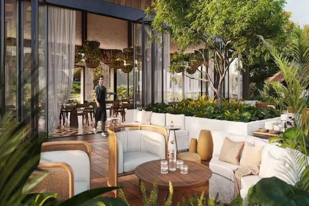 Loungebereich im Freien mit eleganten Sitzgelegenheiten und Pflanzen