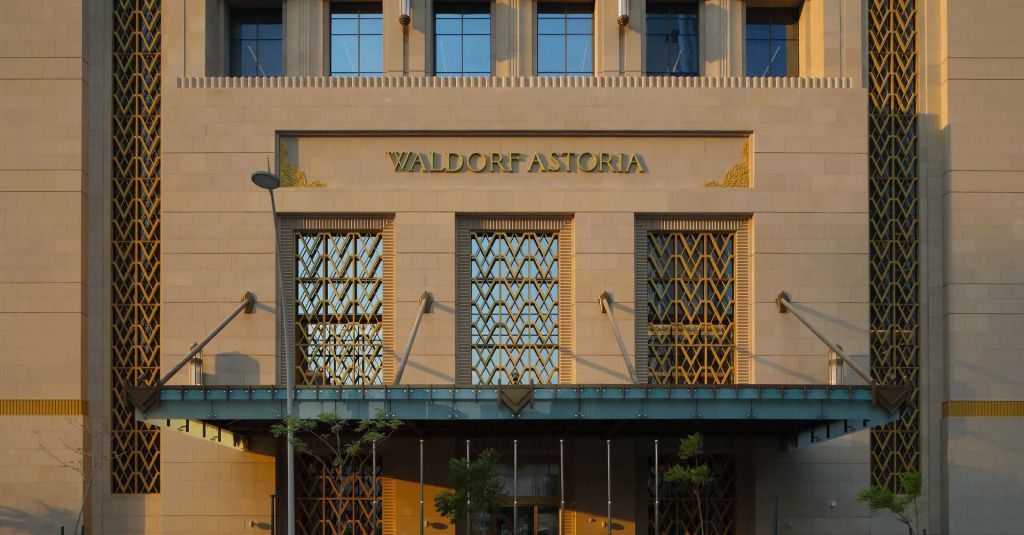Außenfassade des Waldorf Astoria Doha West Bay mit eleganter Architektur