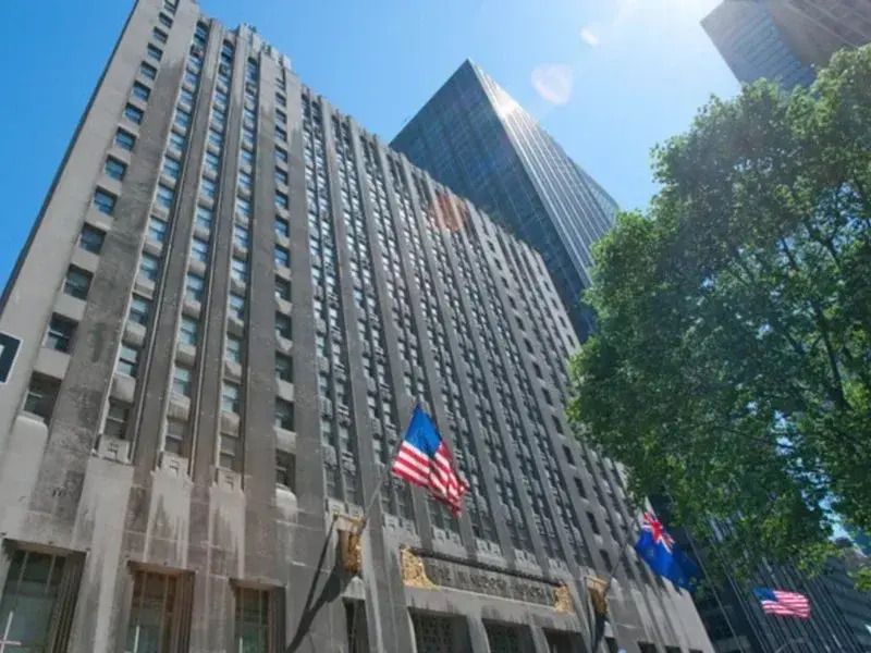 Historische Fassade des Waldorf Astoria New York bei Sonnenlicht