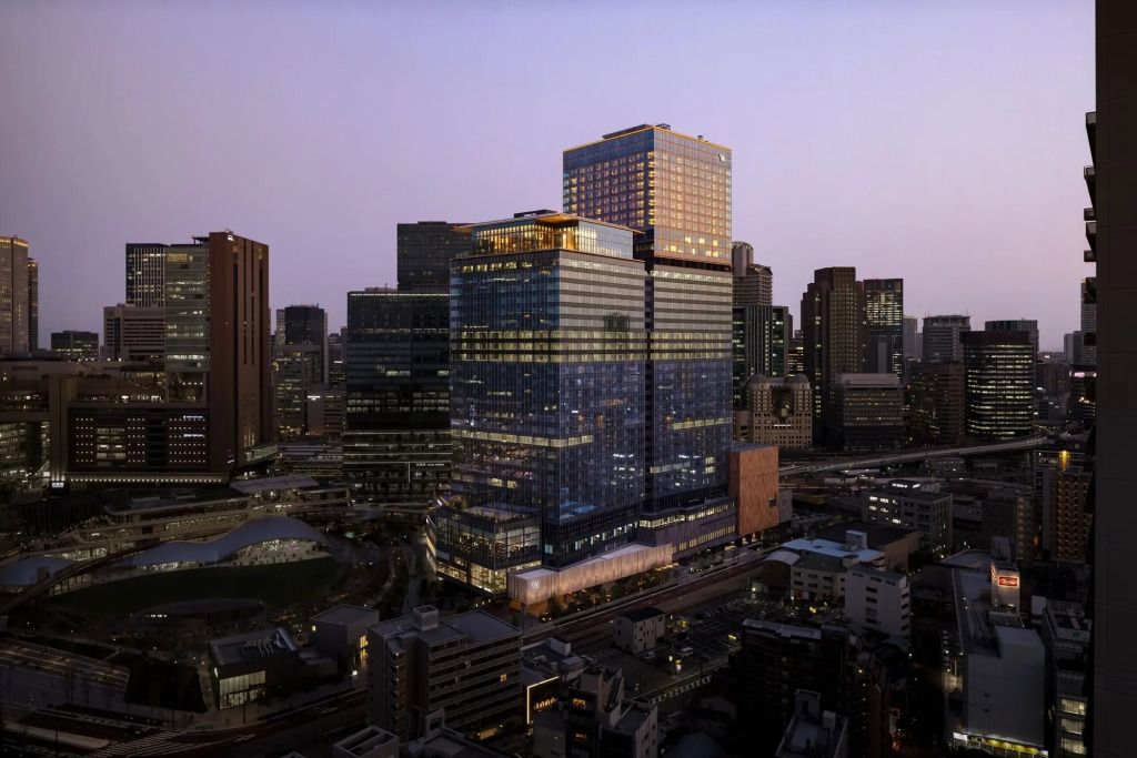 Städtische Skyline bei Dämmerung mit dem Waldorf Astoria Osaka im Vordergrund