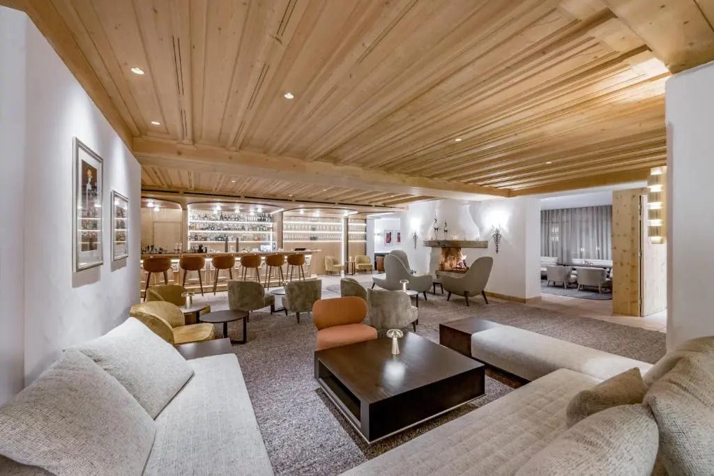 Elegante Hotelbar mit Holzdecke und bequemen Sitzgelegenheiten