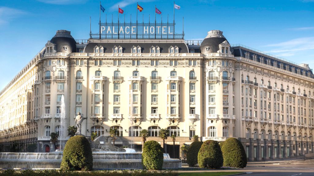 Prächtige Fassade des The Palace Hotels in Madrid mit eindrucksvollen architektonischen Details