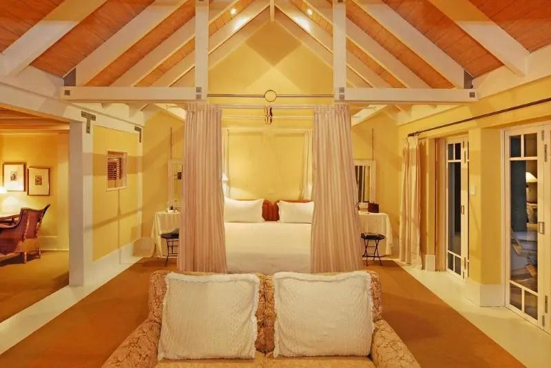 Gemütliches Zimmer mit sichtbaren Dachbalken und eleganter Dekoration