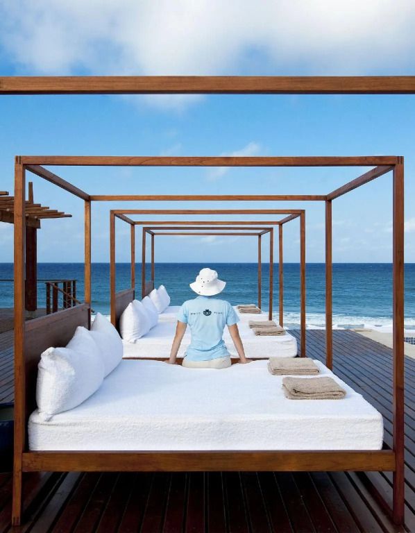 Luxuriöse Liegen mit Baldachin mit Blick auf das Meer