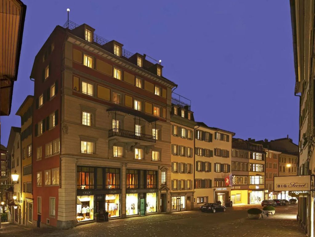 Traditionelles Hotelgebäude bei Nacht mit beleuchteter Fassade