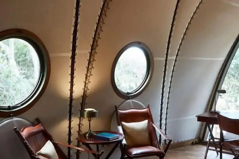 Elegante Inneneinrichtung mit Ledersesseln und runden Fenstern