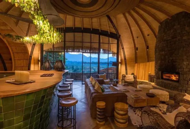 Luxuriöse Lounge mit Panoramablick auf die Berge und stilvoller Einrichtung