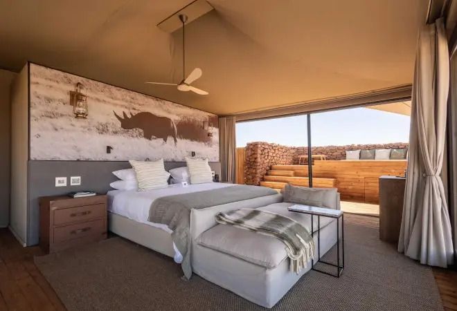 Luxuriöses Schlafzimmer mit Aussicht und moderner Einrichtung