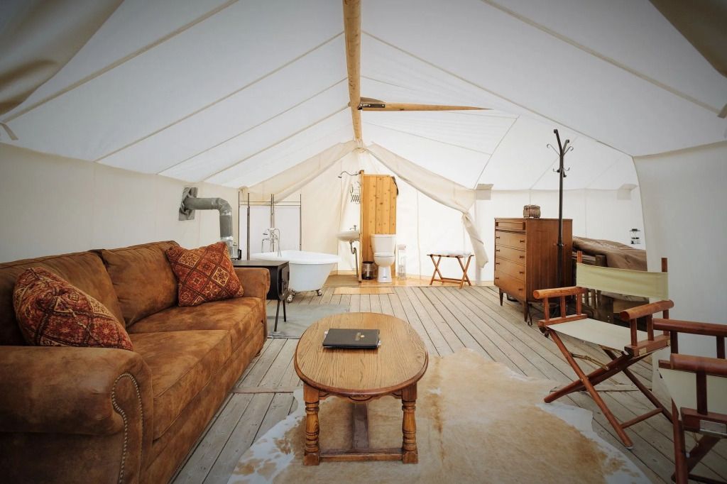 Komfortables Safari-Zelt mit rustikalen Möbeln und Badewanne