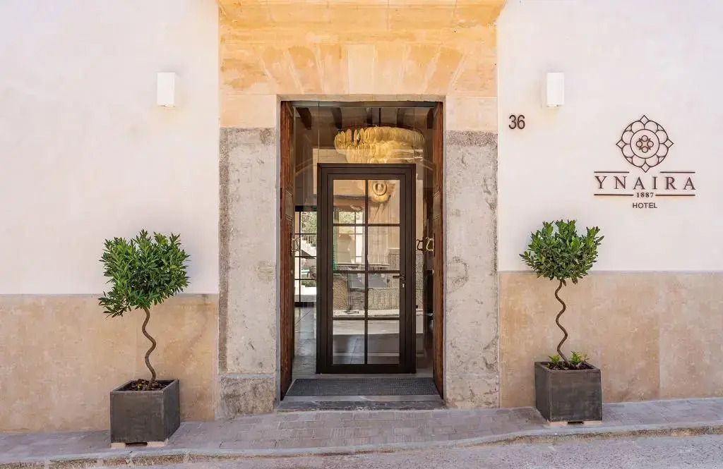 Eingang zum Ynaira Hotel mit eleganten Pflanzen und einladendem Ambiente