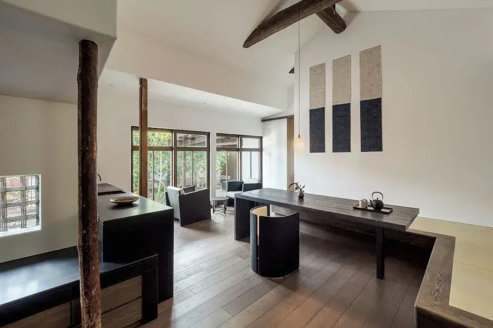 Eleganter Wohnbereich mit großen Fenstern und holzgetäfelter Decke im Hotel Yoruya