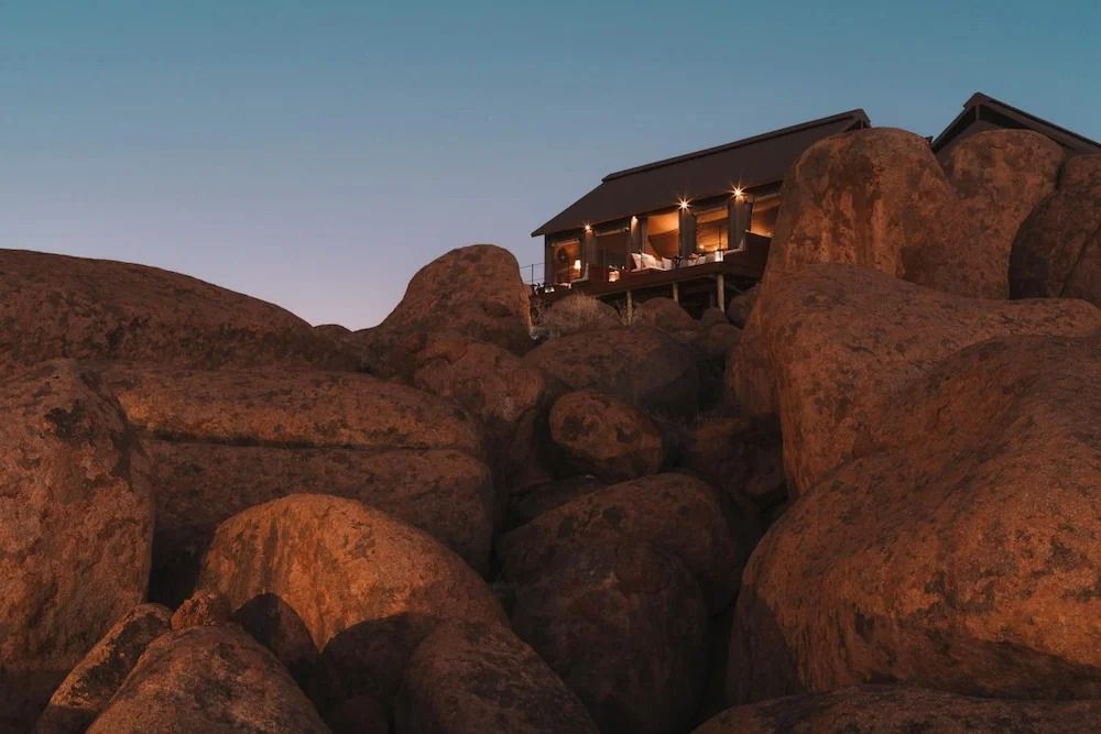 Blick auf Lodge auf Felsen bei Sonnenuntergang