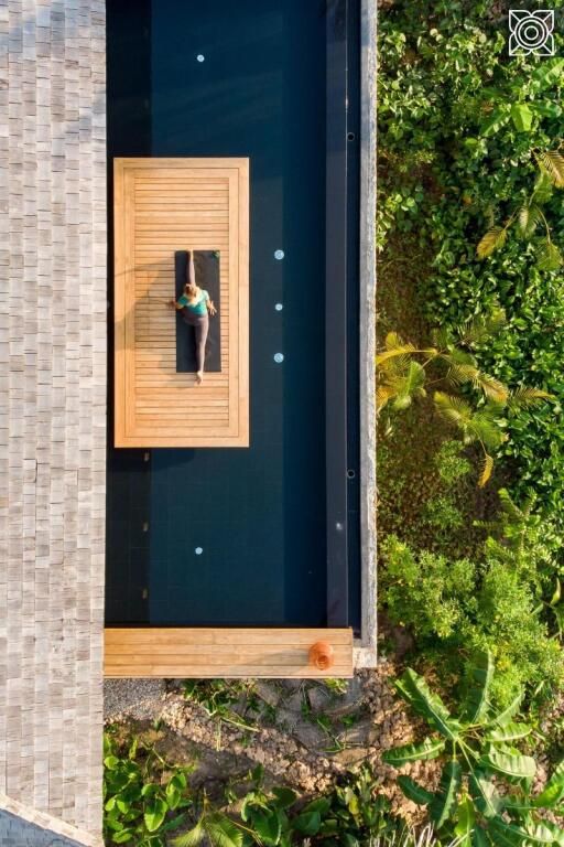 Luftaufnahme eines stilvollen Pools mit umgebender Natur